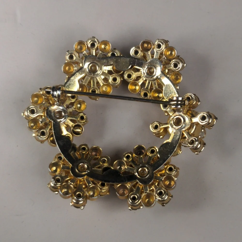 Vintage 60s wreath brooch faux pearl rhinestone gold tone estate jewelry - Picture 5 of 6